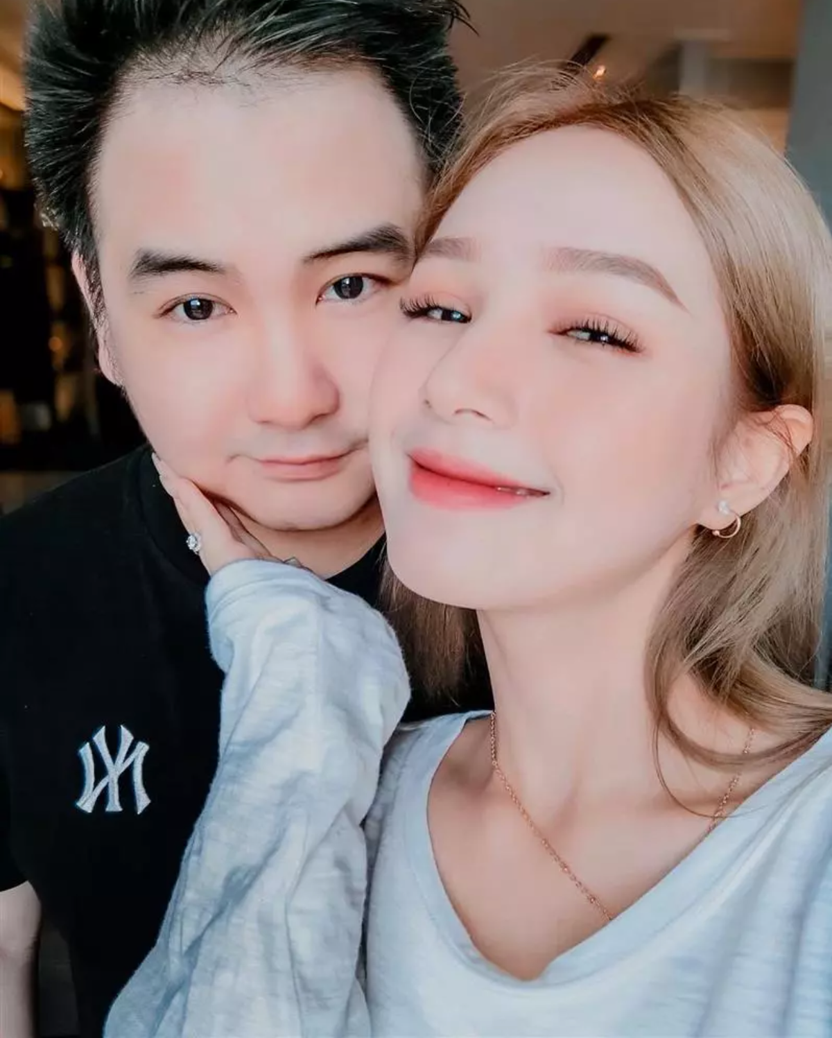 Trên Facebook cá nhân, Xoài Non mới đây có chia sẻ gây chú ý. Bà xã Xemesis bày tỏ không vui khi bị mỉa mai "không biết đẻ". "Mấy hôm nay hay đọc được mấy quả bình luận bảo em là loại không biết đẻ. Nghe mà tổn thương trái tim, đau lòng hơn toàn mấy bác con trai có vợ con đuề huề rồi vô sỉ vả", Xoài Non trải lòng.