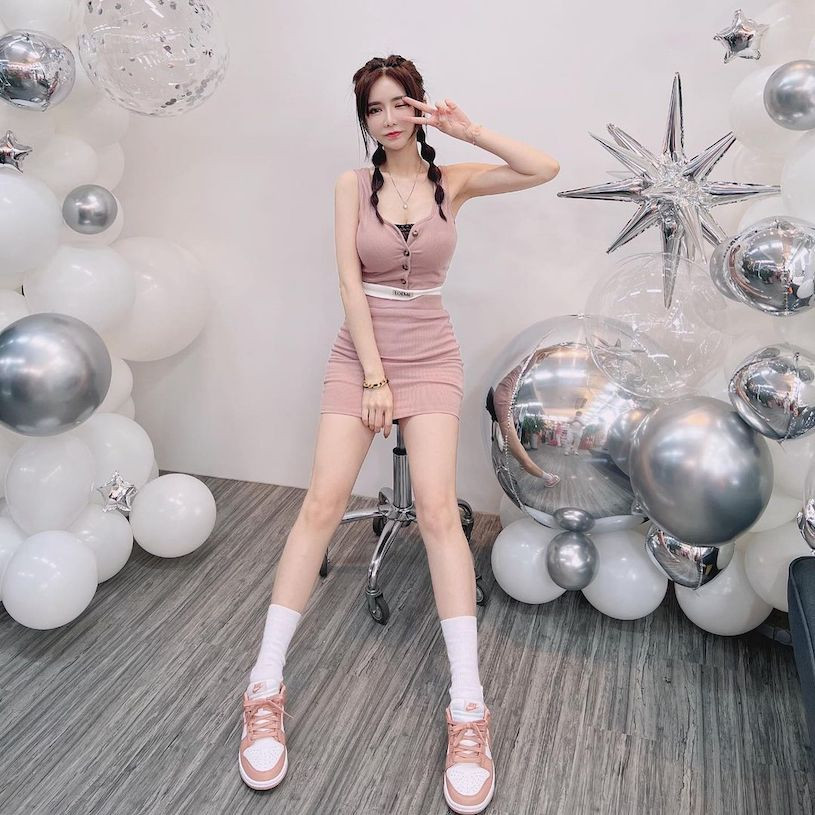 Phong cách thời trang của Claire Thải Nhi khá phong phú, đa dạng, tuy nhiên cô nàng trung thành nhất với những set đồ gợi cảm. Ảnh: IGNV