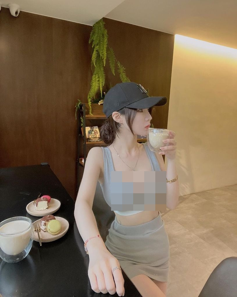 Hình ảnh Thải Nhi đứng thưởng thức cốc cà phê đã gây nhiều chú ý. Theo nhiều người, bộ trang phục này quả thực giúp hot girl gợi cảm khoe tối đa đường cong cơ thể.