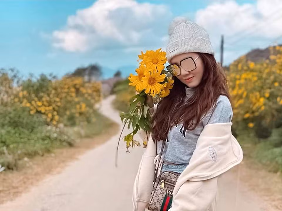 Bạn có thể gặp hoa dã quỳ mọc dài ở các lối vào bản hay rải rác dọc các con đèo nối liền giữa các huyện, các thôn. Ảnh: Trần Huỳnh Lai Châu