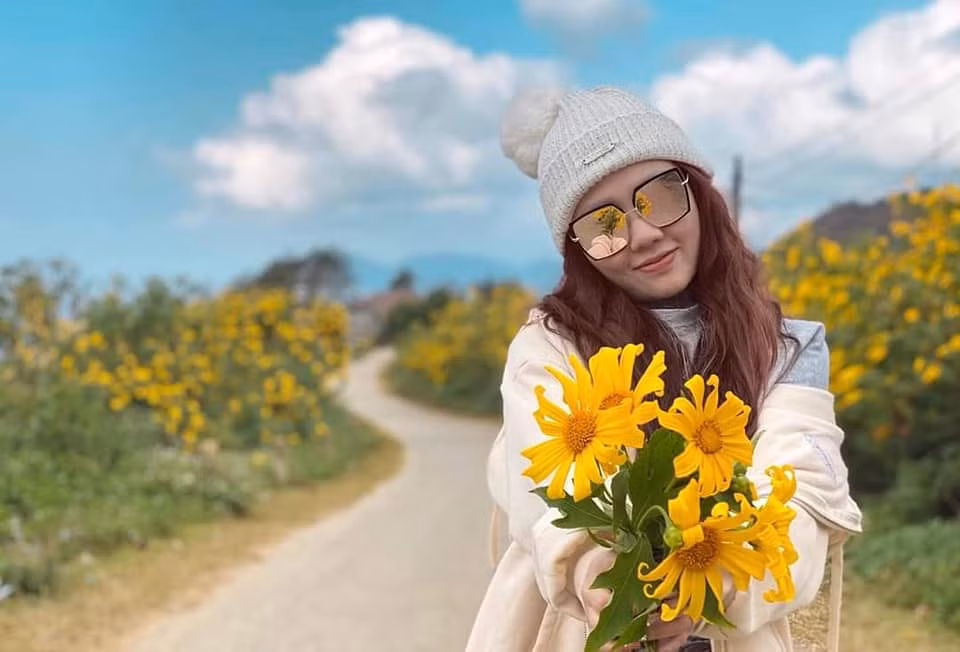 Đến với Lai Châu thời gian này không khó để các bạn có thể bắt gặp hoa dã quỳ cũng như thưởng thức sắc vàng tuyệt vời đó. Ảnh: Trần Huỳnh Lai Châu