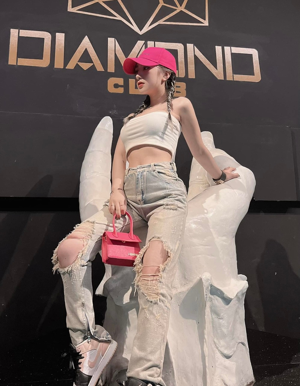 Trên trang cá nhân của Tiểu Hý thời gian qua, người hâm mộ dễ dàng nhận thấy cuộc sống sang chảnh cũng như gu thời trang thăng hạng của cô nàng.