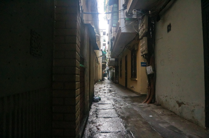 Không có đủ tiền để thuê những căn phòng bình dân, nhiều bạn trẻ phải "hạ cấp", tìm thuê trọ ở những khu nhà ổ chuột hết sức tạm bợ. Ví dụ như ngôi nhà cấp 4, không có khu vệ sinh khép kín, sử dụng nước giếng khoan thay vì nước máy... nhưng giá vẫn không hề rẻ hơn là bao.