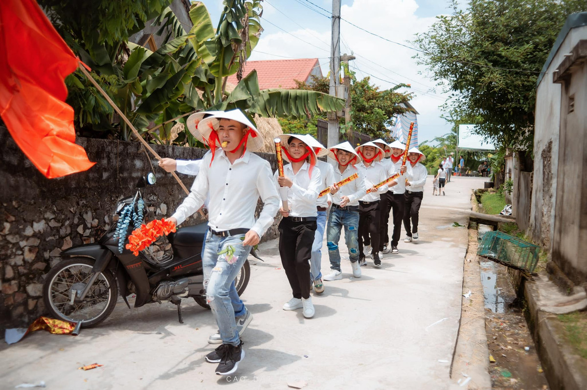Hình ảnh đám cưới độc đáo này sau khi chia sẻ lên MXH đã thu hút nhiều sự chú ý. Có thể thấy, tất cả mọi người trong đám cưới đều cảm thấy vui vẻ với màn chào hỏi có 1-0-2 của phía nhà chú rể.