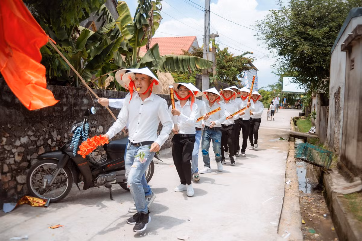 Hình ảnh đám cưới độc đáo này sau khi chia sẻ lên MXH đã thu hút nhiều sự chú ý. Có thể thấy, tất cả mọi người trong đám cưới đều cảm thấy vui vẻ với màn chào hỏi có 1-0-2 của phía nhà chú rể.