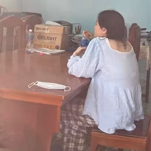 Cô nàng cũng gửi lời cảm ơn tới ba mẹ nuôi, người đã dang tay ra lúc cô khó khăn nhất, cho cô mái nhà và cho cô cơ hội để quay trở về, có thể sửa đổi và trở thành người tốt trong tương lai. Ảnh: FB Nhã Lê Analee