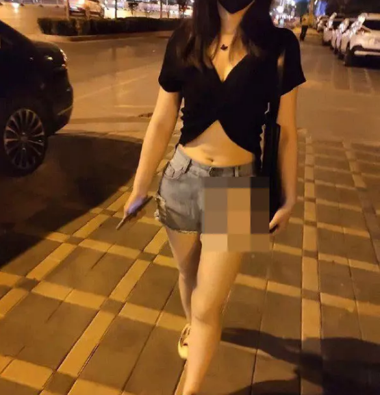 Thời gian qua, việc các cô gái trẻ trung, xinh đẹp ăn mặc thiếu vải khi ra đường không còn là chuyện hiếm gặp.