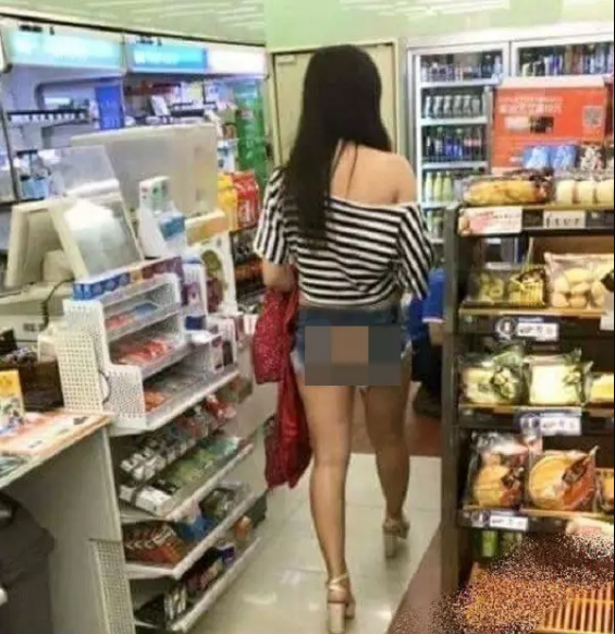 "Đúng là mặc như không mặc, nhìn chán quá", "Mặt cũng xinh, body cũng xịn đấy nhưng cách ăn mặc thì cạn lời",... cư dân mạng để lại bình luận.