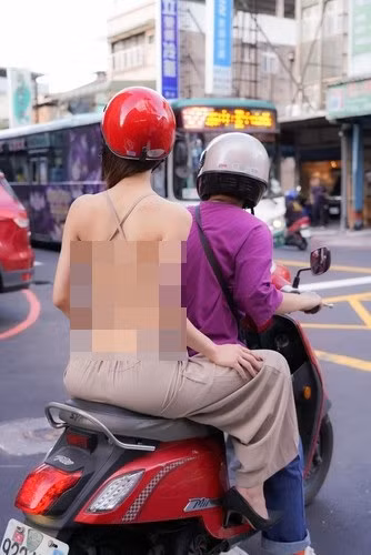 Những bộ trang phục mỏng dính, mát mẻ được chị em sử dụng để chống chọi cái nóng, tuy nhiên điều đó vô tình tạo nên sự phản cảm không thể chấp nhận.