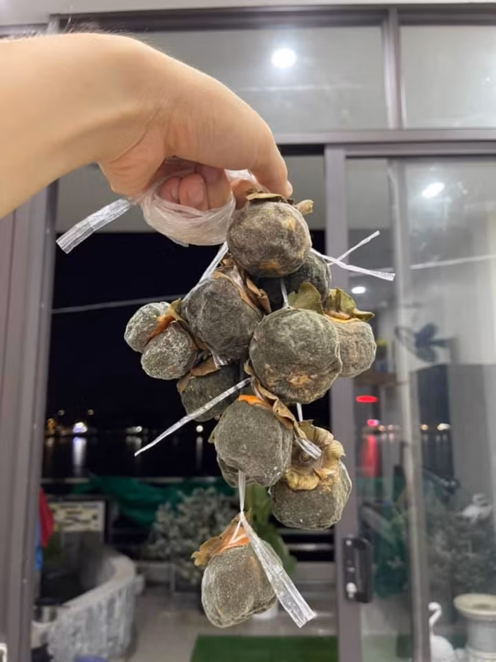 Vì thời tiết, vì xảy ra công đoạn sai sót, vì rất nhiều lý do mà cùng làm hồng treo gió thật đấy nhưng tác phẩm ra đời lại muôn hình vạn trạng. Ảnh: Tổng hợp