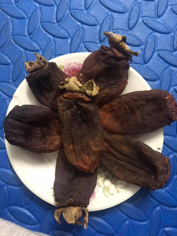 Có những quả hồng dẻo quánh vừa phải, nhìn thôi đã khiến người ta nuốt nước miếng ừng ực. Và cũng có những quả hồng "đau khổ" quắt queo, bị mốc hoặc bị đen trông rõ chán.