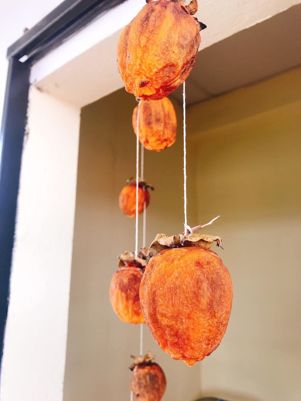 Mới đây một cô gái đã khoe quá trình làm hồng treo gió của mình trong thời gian rảnh rỗi, tuy nhiên bài đăng này lại khiến netizen vừa buồn cười, vừa khó hiểu. Ảnh: Lương Trang