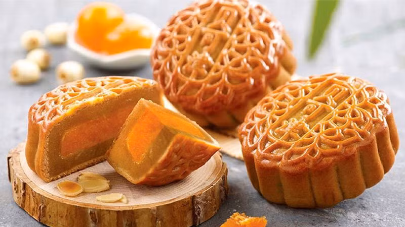 Trung thu ngồi ăn bánh, thưởng trà, ngắm trăng là chuyện đương nhiên. Thế nhưng, một “tiết mục” đơn giản là cắt bánh mời cả gia đình cũng trở thành thử thách để nhiều cô gái thể hiện.