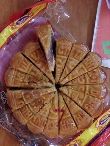 Cô gái cũng chia sẻ thêm là gia đình bạn trai đông người nhưng chỉ có 1 chiếc bánh, nên đành phải cắt nhỏ thế này.