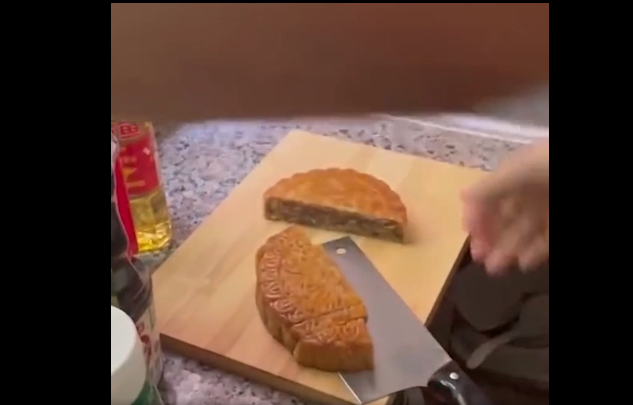 Đoạn clip chặt bánh Trung thu của cô gái này hiện tại vẫn đang thu hút nhiều lượt xem, không ít chị em vào học hỏi cách cắt bánh độc đáo này để thể hiện khi về nhà người yêu.