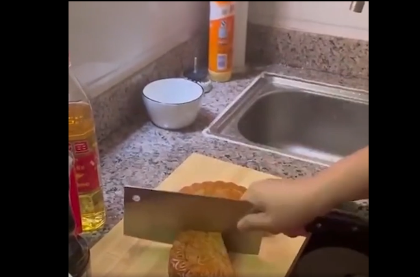 Thậm chí không ít cư dân mạng còn dành lời khen cho cô gái đảm đang, cắt bánh Trung thu miếng nào ra miếng nấy không hề vỡ nát.