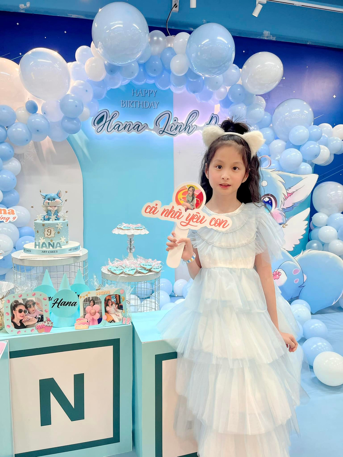 "Thế là chị tự lên ý tưởng hết mọi thứ từ trang trí, bánh kem, chương trình, quần áo, không cho mẹ ý kiến vào luôn. Đỡ tốn ghê", bà xã doanh nhân Nguyễn Quốc Vũ tâm sự.