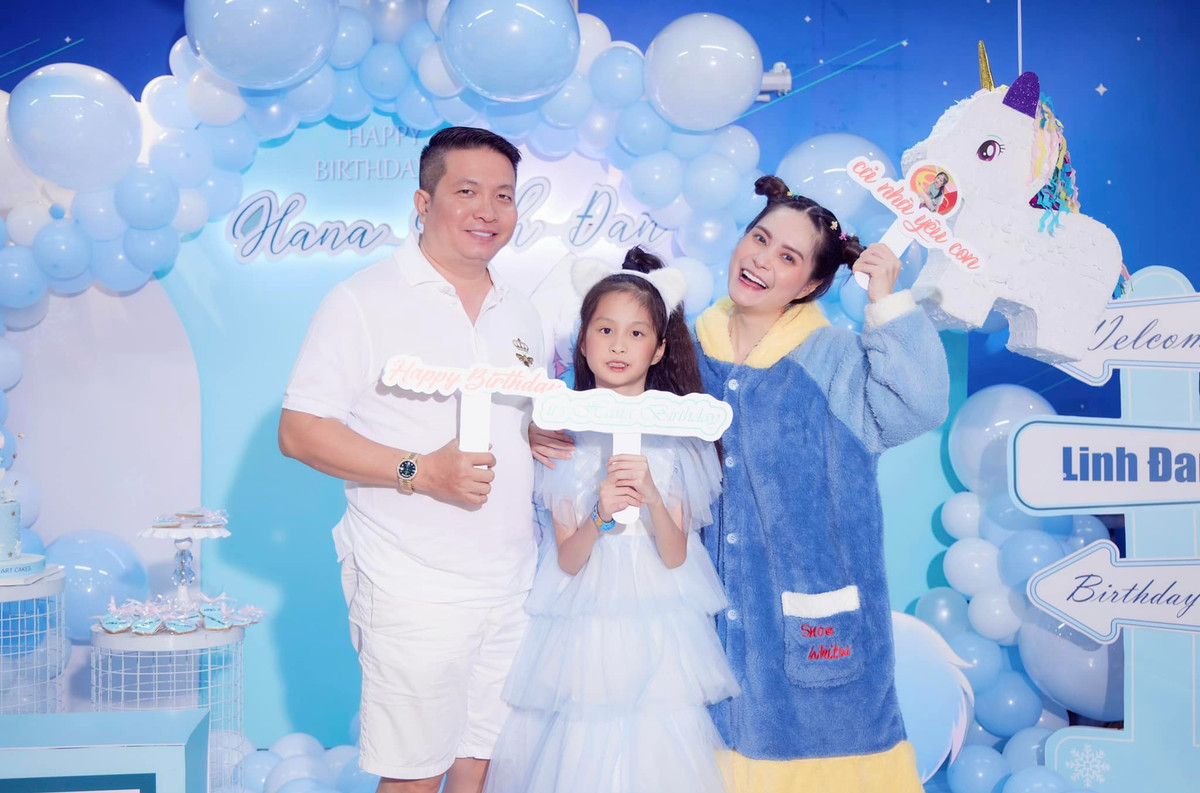 Trong ngày lên 9 tuổi, rich kid nhà họ Nguyễn xinh xắn như công chúa trong bộ váy trắng đắt đỏ.