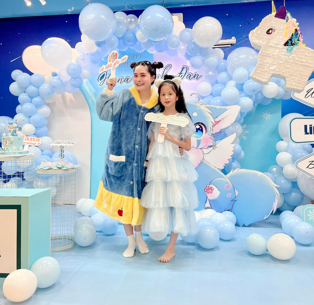 Đính kèm những lời chia sẻ, nữ đại gia còn tung ra loạt hình ảnh tiệc sinh nhật của con gái đầu lòng.