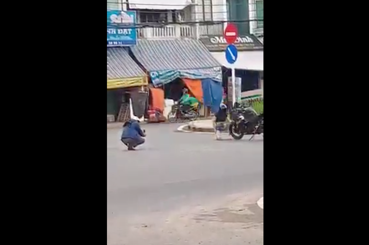 Mới đây, mạng xã hội đang truyền tay nhau đoạn clip ghi lại cảnh một chàng trai đang mải mê chụp hình, quay video TikTok cho cô gái đứng tạo dáng cạnh chiếc mô tô phân khối lớn.