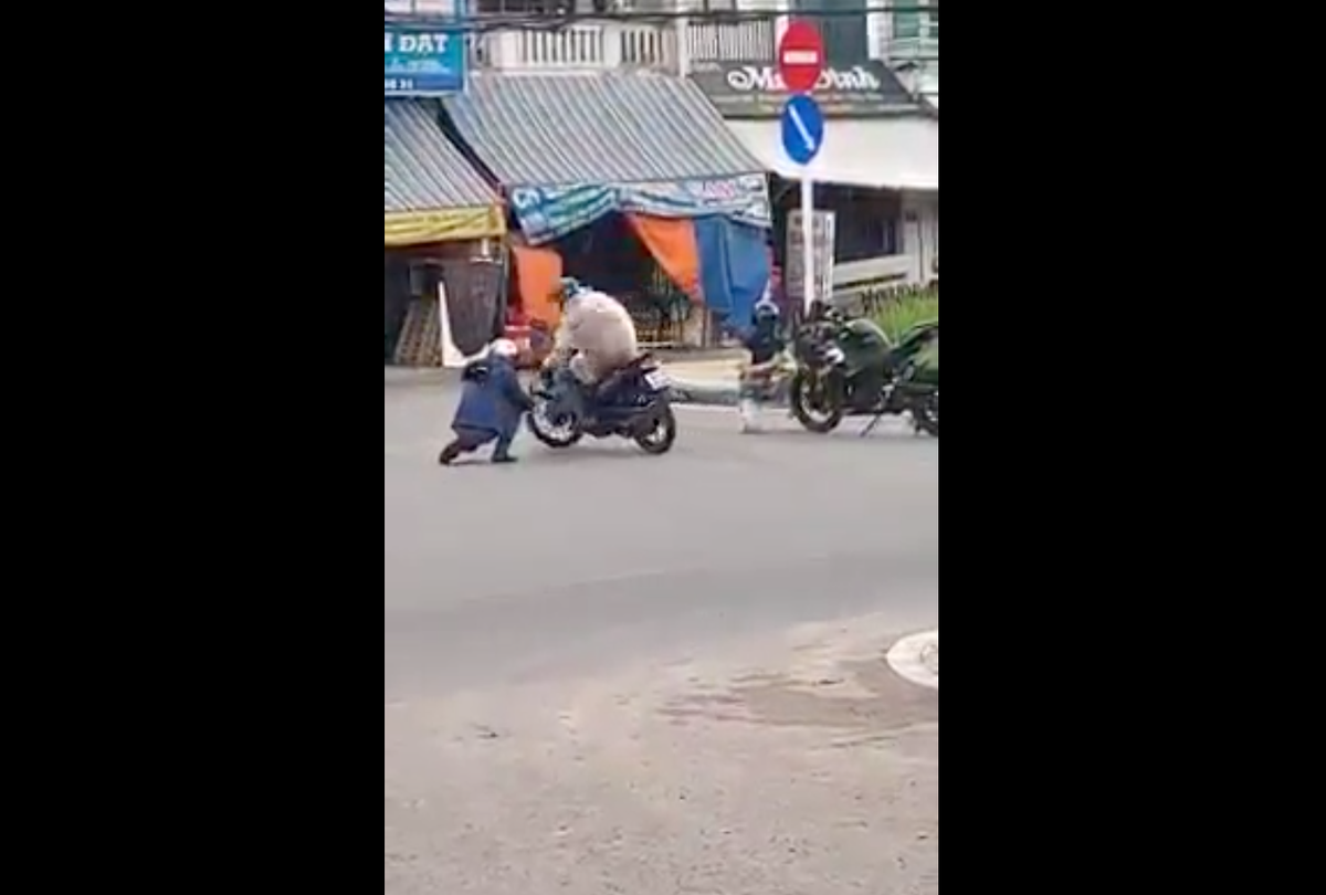 Có lẽ do đứng ở ngoài đường nơi đông người nên cặp đôi không hề để ý xung quanh, cho đến khi xuất hiện một người đàn ông đi xe máy tạt ngang qua và cướp điện thoại.