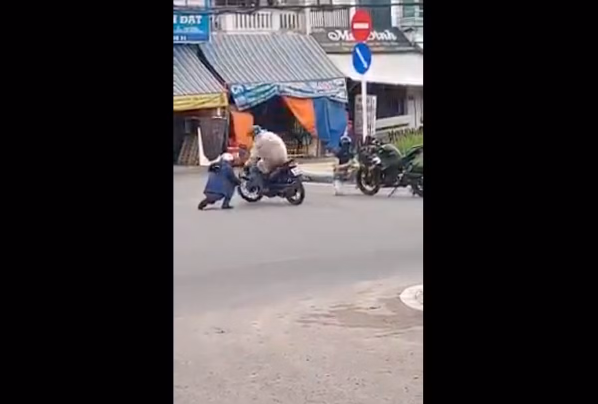 Có lẽ do đứng ở ngoài đường nơi đông người nên cặp đôi không hề để ý xung quanh, cho đến khi xuất hiện một người đàn ông đi xe máy tạt ngang qua và cướp điện thoại.