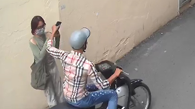 Đây là một lời cảnh báo cho những ai thường xuyên quay TikTok, phải hết sức cảnh giác khi thực hiện quay ngoài đường kẻo bị cướp giật mất điện thoại và nguy hiểm đến bản thân của mình. Ảnh: Chụp màn hình