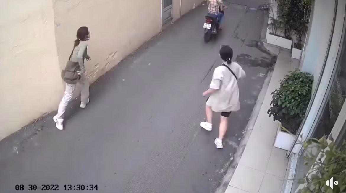 Được biết vụ việc này xảy ra ở trước quán cà phê trên đường Trần Xuân Soạn, quận 7, hai cô gái bất ngờ bị một thanh niên chạy xe máy áp sát, cướp điện thoại.