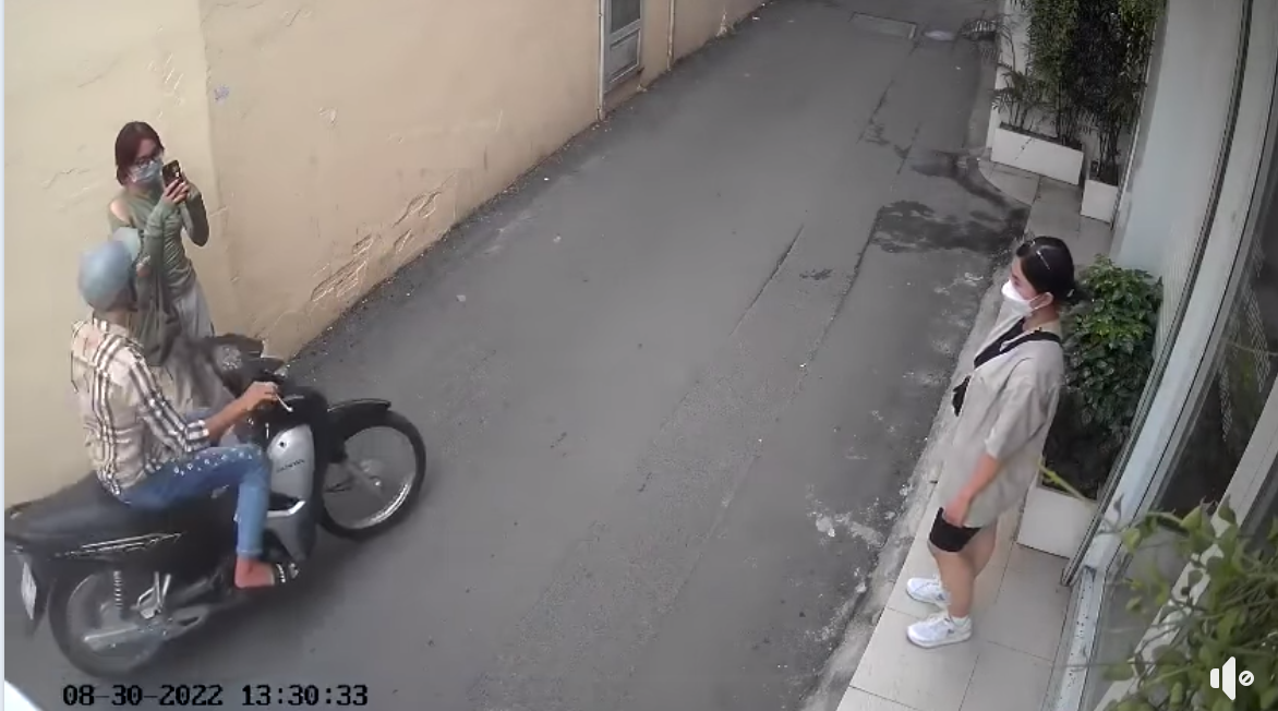 Hai cô gái khác cũng gặp trường hợp tương tự khi bị giật điện thoại bất ngờ trong lúc mải mê quay clip TikTok.