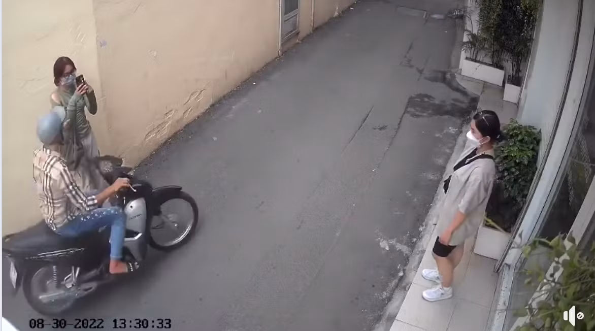 Hai cô gái khác cũng gặp trường hợp tương tự khi bị giật điện thoại bất ngờ trong lúc mải mê quay clip TikTok.