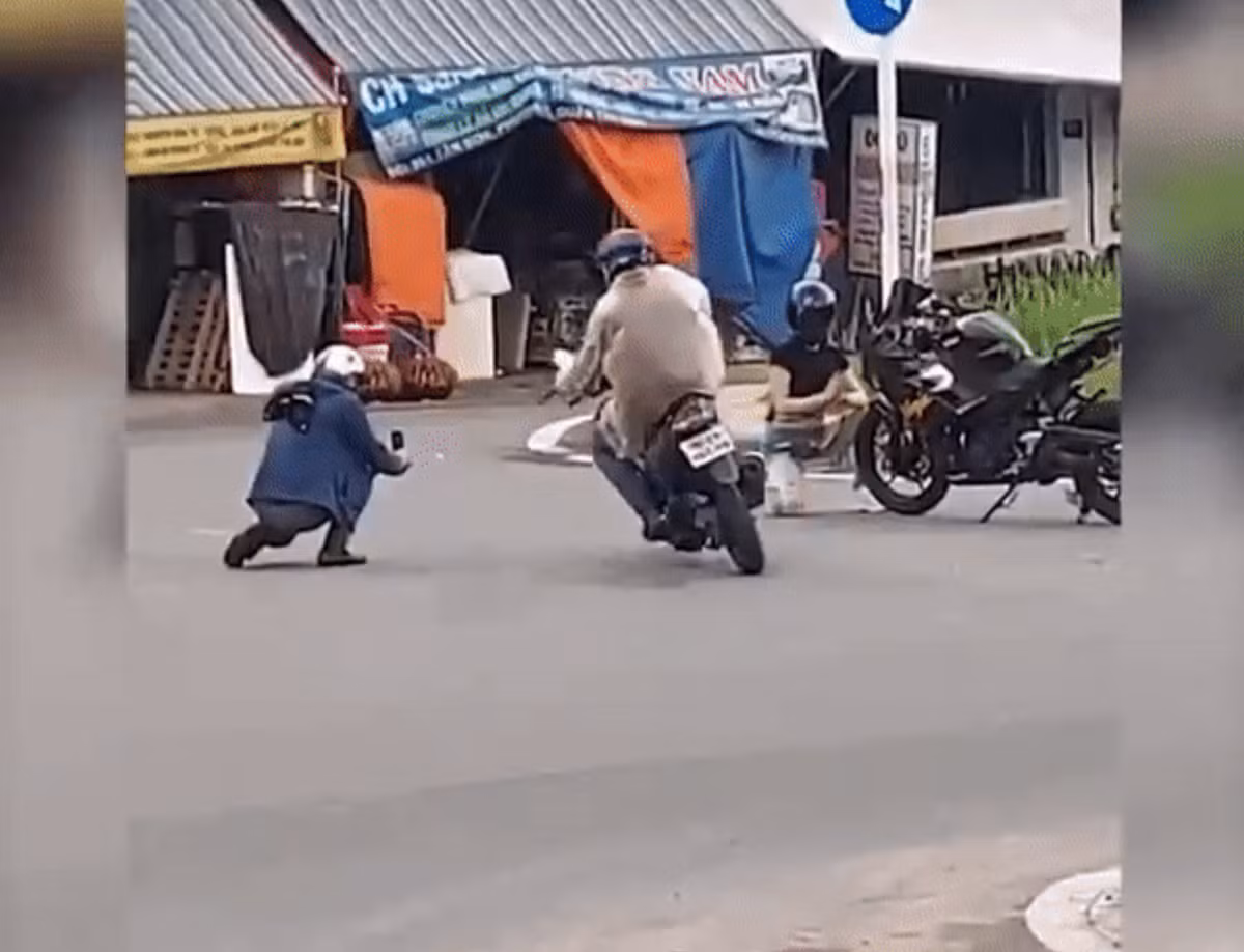 Trong lúc chàng trai đang ở tư thế ngồi xổm để quay video, tên cướp đã đi xe máy đến, nhanh tay giật chiếc điện thoại trên tay chàng trai rồi rời đi.