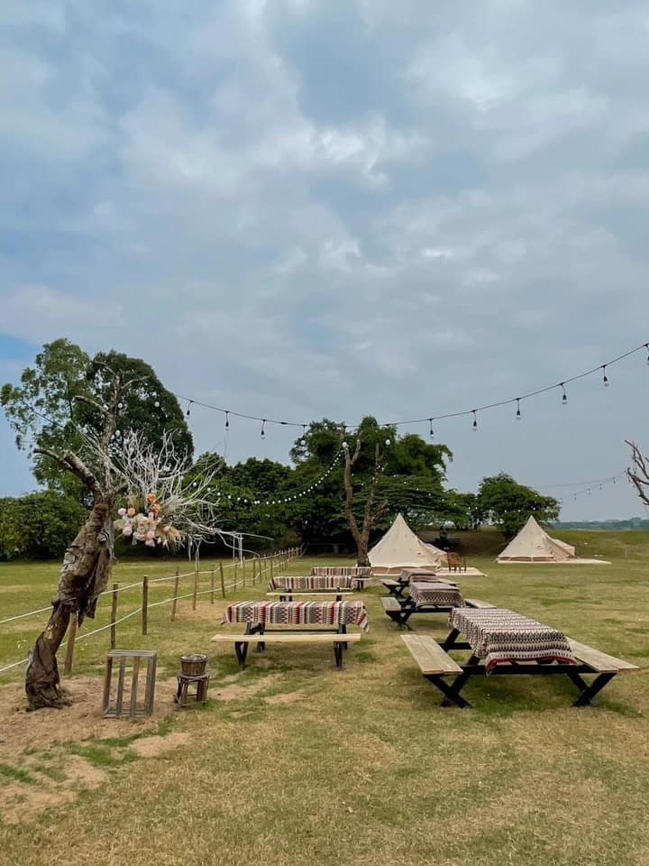 Khác với 2 địa điểm trên, quán này sẽ có phục vụ cả chỗ ngồi uống cà phê và khu vực thuê lều trại. Ảnh: An Tuệ