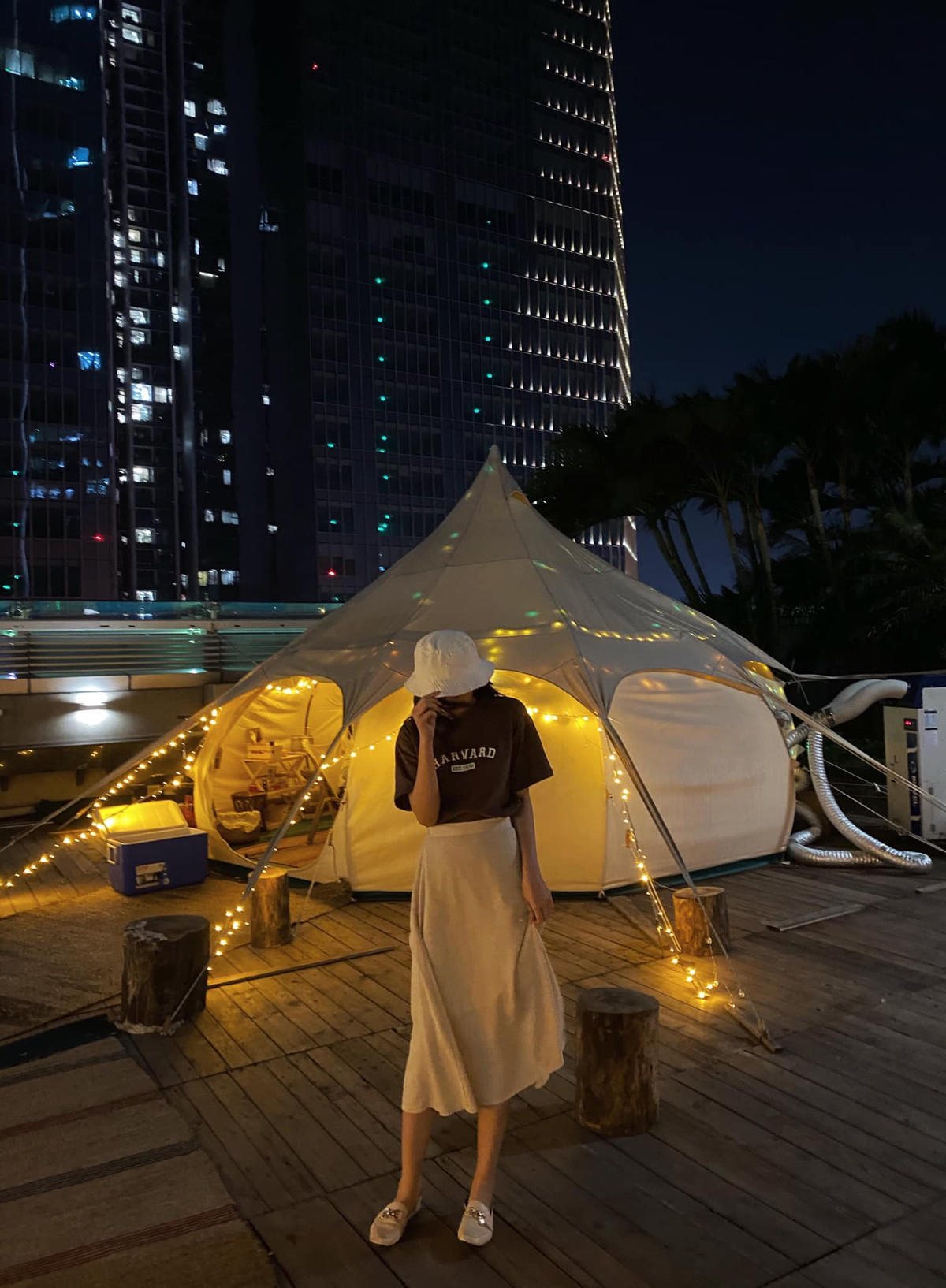 Quán cà phê Hà Nội này được chia làm 3 khu vực chính là khu trại, khu nướng ngoài trời cho khách hàng tự nấu ăn và khu bếp để chuẩn bị đồ uống. Ảnh: Bùi Lê Mai Hương