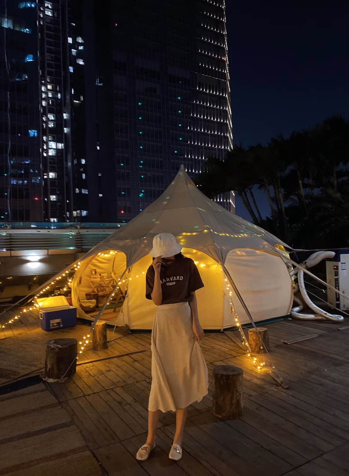 Quán cà phê Hà Nội này được chia làm 3 khu vực chính là khu trại, khu nướng ngoài trời cho khách hàng tự nấu ăn và khu bếp để chuẩn bị đồ uống. Ảnh: Bùi Lê Mai Hương