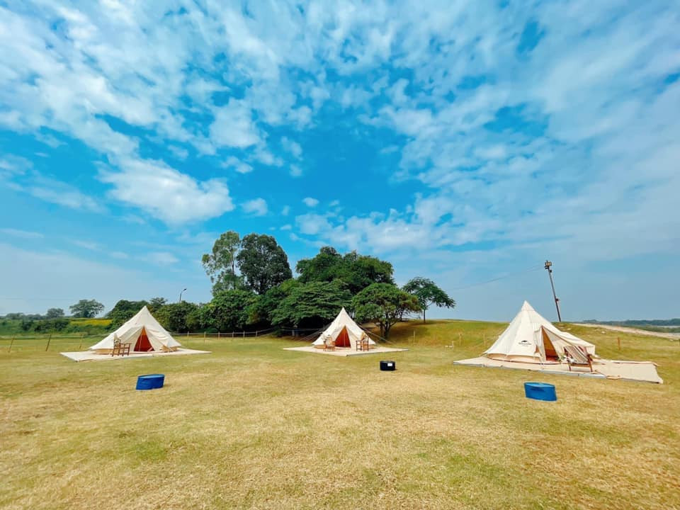 Khách hàng cũng nên đặt bàn trước để tránh tình trạng hết bàn cũng như chọn được chỗ ngồi ưng ý. Địa chỉ: cuối ngõ 264 Âu Cơ, vườn hoa bãi đá sông Hồng. Ảnh: An Tuệ