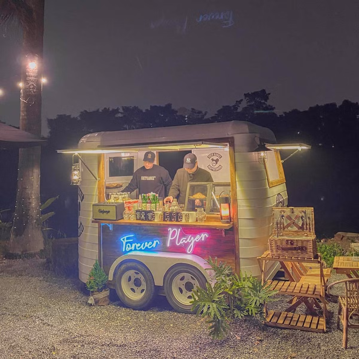 Khu cắm trại này gây sốt bởi không gian cực kì thoáng đãng, ngoài ra địa điểm này cũng có thêm hồ câu cá, không gian đi bộ với những hàng cây nên thơ. Ảnh: Diệu Huyền