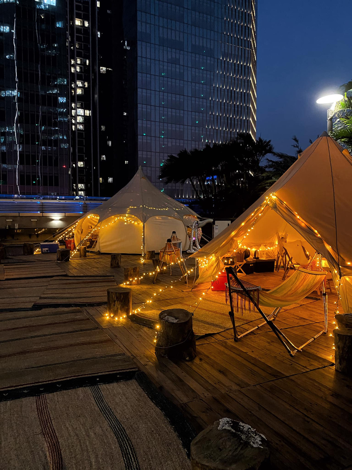 Decor của quán rất ấn tượng và đậm chất Hàn Quốc, tạo ra một không gian rất "chill". Địa chỉ: tầng 7 tòa nhà Lotte Center (54 Liễu Giai, Hà Nội). Ảnh: Bùi Lê Mai Hương