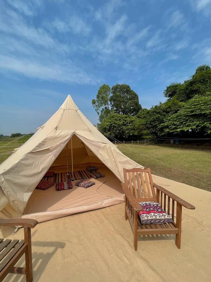 Không gian ở đây được trang trí theo phong cách Hàn Quốc với tông màu trắng chủ đạo của những chiếc lều, không gian quán vô cùng thoáng đãng, rộng rãi rất phủ hợp để trải nghiệm cùng người thân và bạn bè. Ảnh: An Tuệ