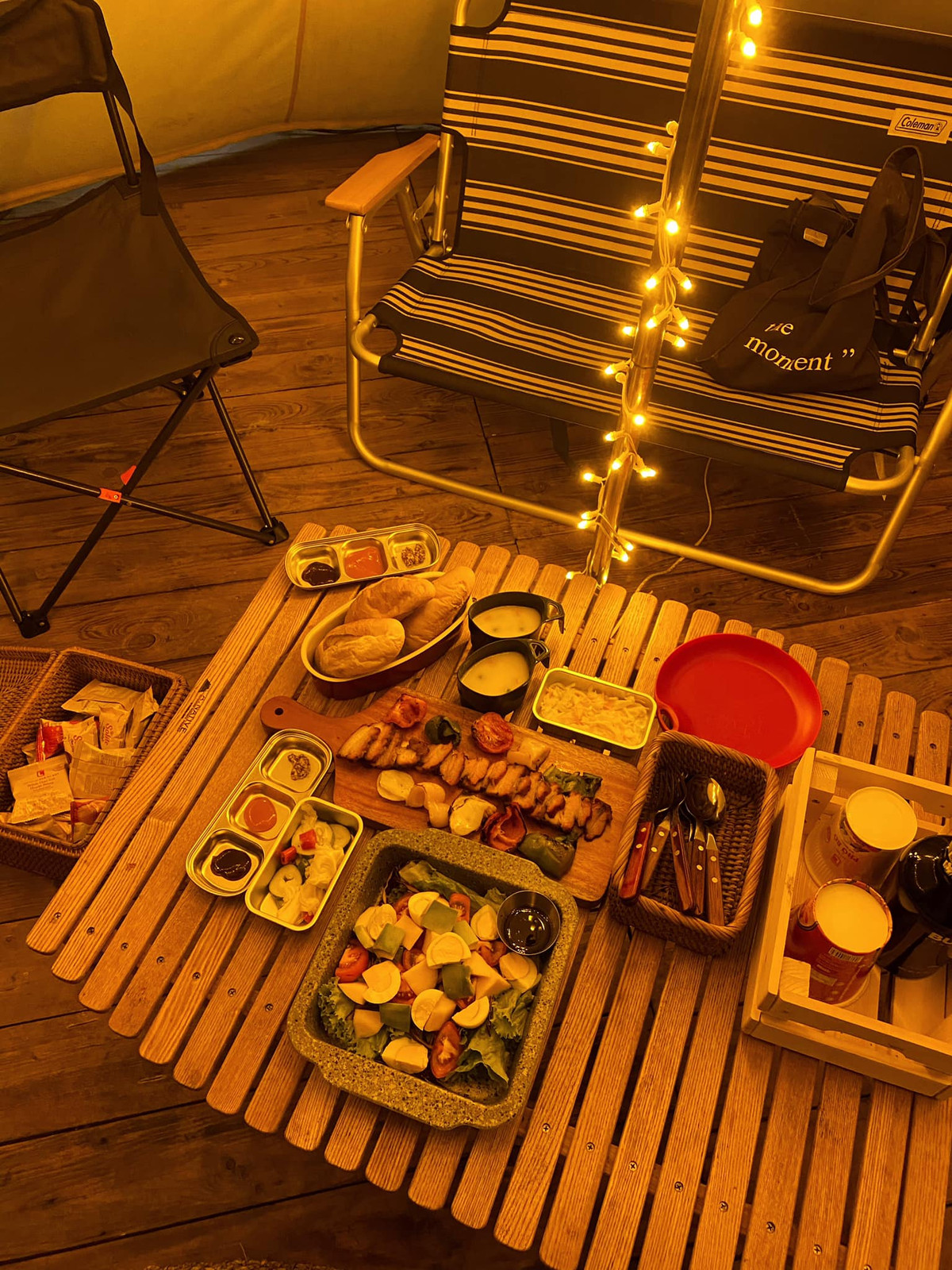 Thời gian đẹp nhất để trải nghiệm không gian ở đây chính là buổi tối, khi thành phố bắt đầu lên đèn. Cùng với không gian thoáng đãng khách hàng đến đây có thể cùng nhau thưởng thức đồ nướng và đồ uống vô cùng lãng mạn. Ảnh: Bùi Lê Mai Hương