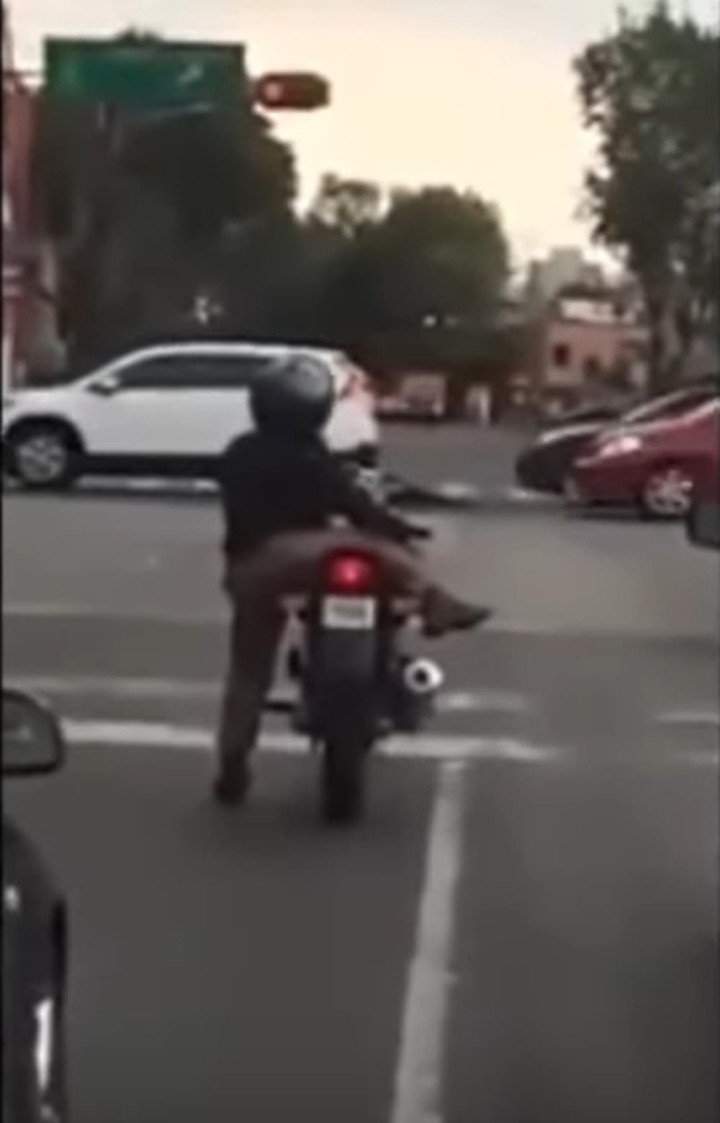 Dù thỏa mãn được đam mê, nhưng không phủ nhận rằng việc điều khiển những chiếc xe "quá khổ" khiến nhiều người chân ngắn rất vất vả.