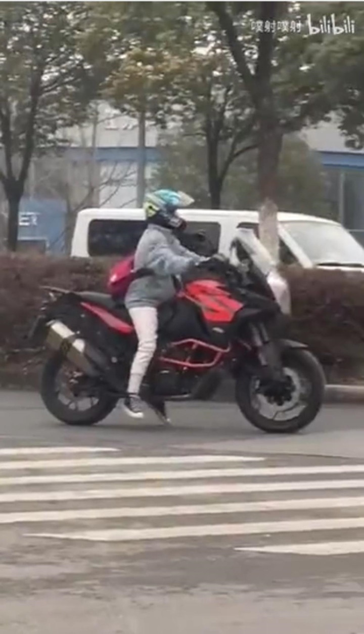 "Nấm lùn" thì dĩ nhiên cũng có cái dễ thương nhưng lại hay bị hạn chế trong nhiều lựa chọn, như đi xe máy chẳng hạn.