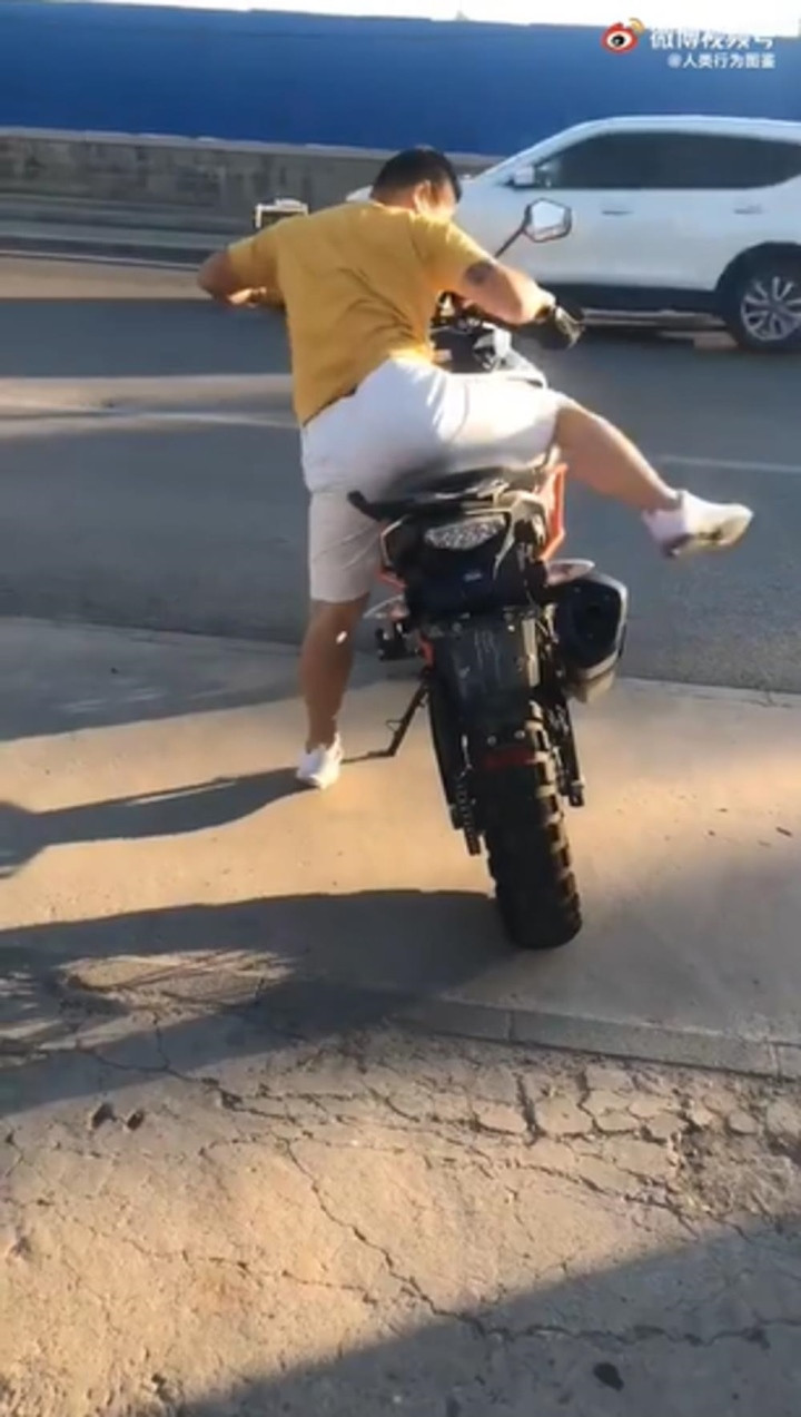 Nhiều người còn khuyên rằng, nên tự lượng sức mình để chọn xe mà mua. Dừng đèn đỏ thì còn chấp nhận được, nếu tình huống bất ngờ xảy ra, nếu không chống chân được thì sẽ vô cùng nguy hiểm, dễ gây ra tai nạn.