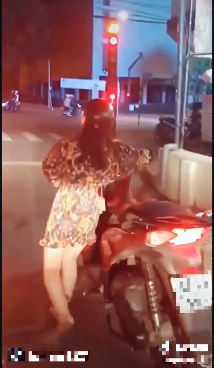 Thường những dòng xe này có dáng khá cao nhưng nhiều người có chiều cao khiêm tốn cũng "bon chen", ấy thế nhưng đang chạy bon bon trên đường thì không nói làm gì muốn dừng chân cũng không phải là chuyện dễ.