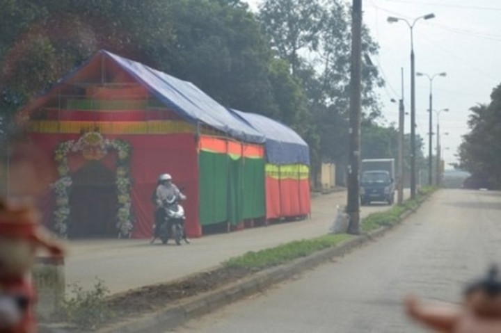 Dựng rạp ngay giữa đường thế này vừa làm cản trở phương tiện qua lại, vừa khiến khách đến dự lo nơm nớp.