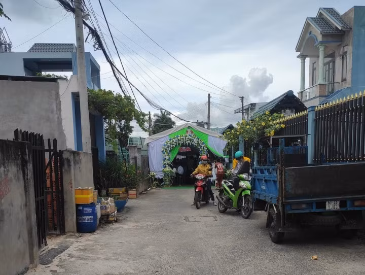 Việc dựng rạp cưới chắn lối người đi đường sẽ tạo ra những bất tiện, đồng thời cũng tạo nên sự khó chịu với những gia đình xung quanh.