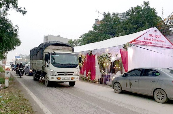 Dựng rạp đám cưới giữa đường không còn là việc quá lạ đối với người dân thành thị, nơi có những ngôi nhà nhỏ xíu không đủ tiếp khách trong nhà, thế nhưng nhiều nhà ở vùng nông thôn cạnh đường quốc lộ cũng ngang nhiên dựng rạp gây cản trở giao thông.