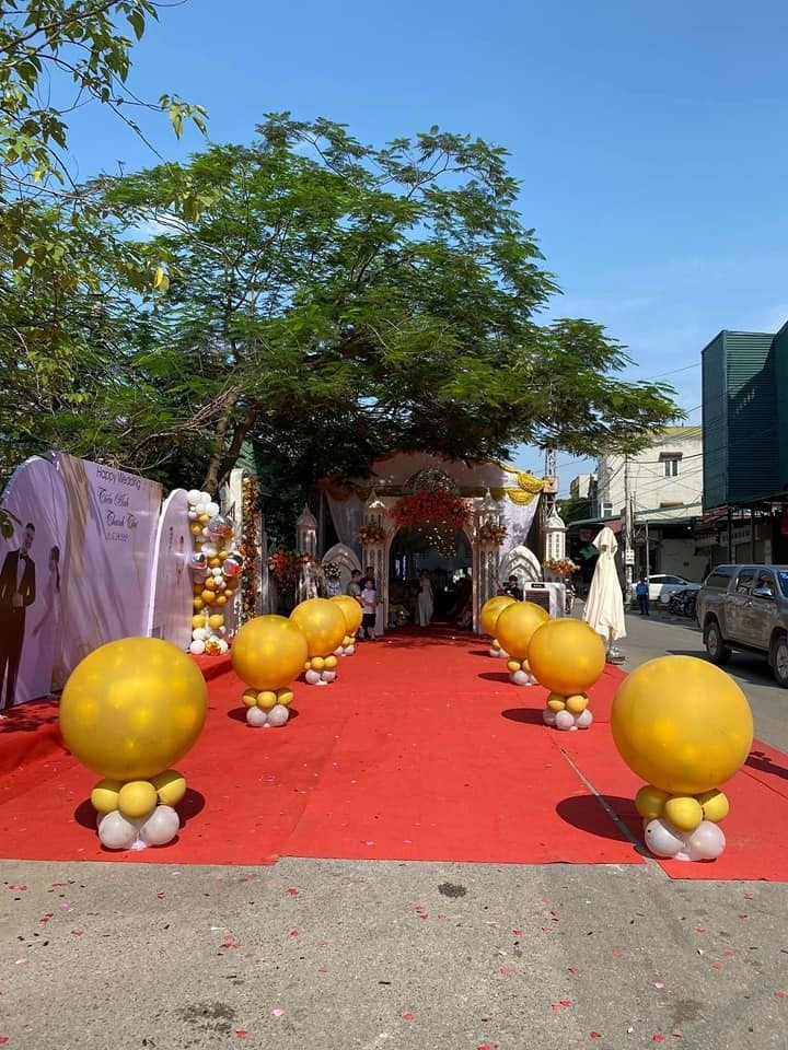 Bên cạnh những chiếc rạp đơn sơ, đơn giản thì có những chiếc rạp cưới được dựng lên nhìn như sảnh trung tâm tiệc cưới.