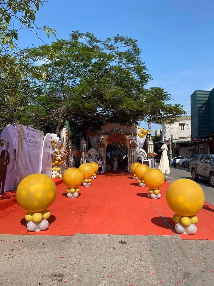 Bên cạnh những chiếc rạp đơn sơ, đơn giản thì có những chiếc rạp cưới được dựng lên nhìn như sảnh trung tâm tiệc cưới.