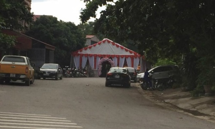 Một chiếc rạp cưới đẹp mắt nhưng không đẹp lòng người đi đường.