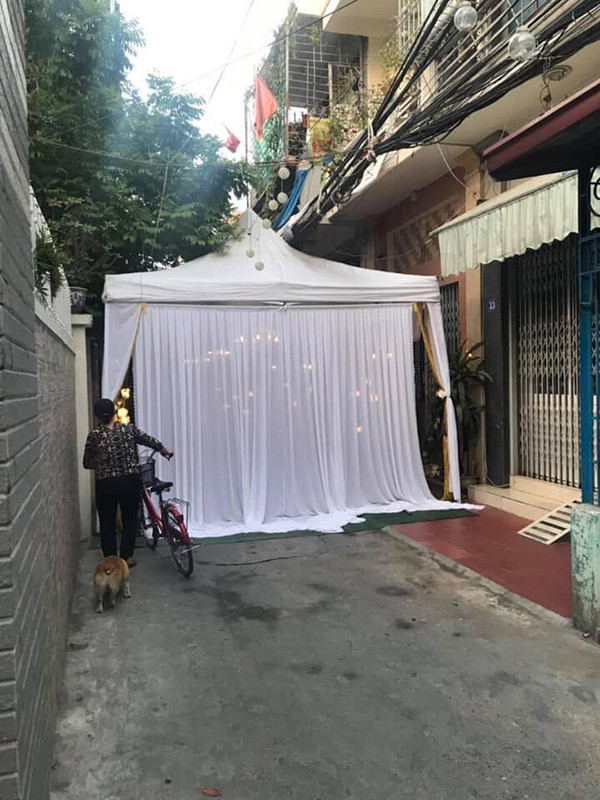 Một gia đình ngang nhiên dựng rạp đám cưới chiếm hết phần đường ngõ, không cho ai đi lại thu hút sự chú ý của cộng đồng mạng. Ảnh: Tổng hợp